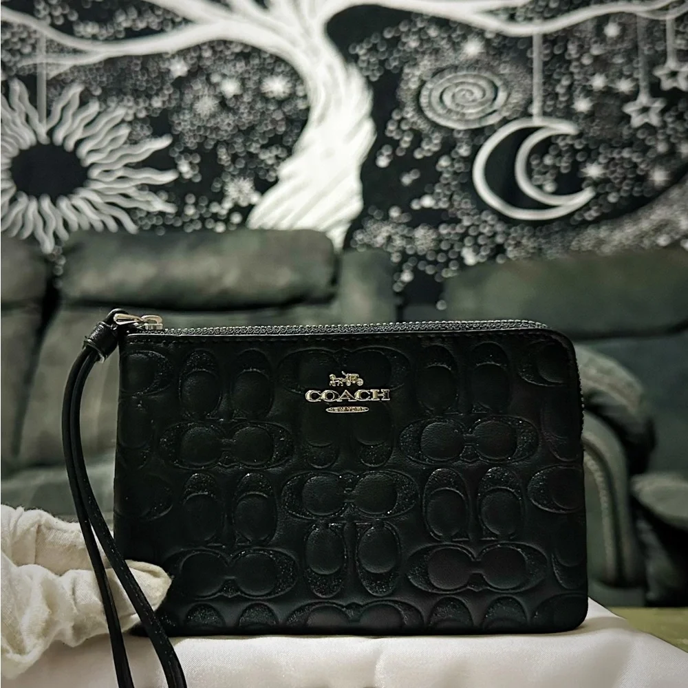 Coach Embossed Black Wristlet new without tags - Picture 4 of 17